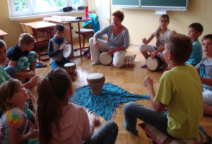 Trommeln mit Kindern in der Grundschule Pretzschendorf